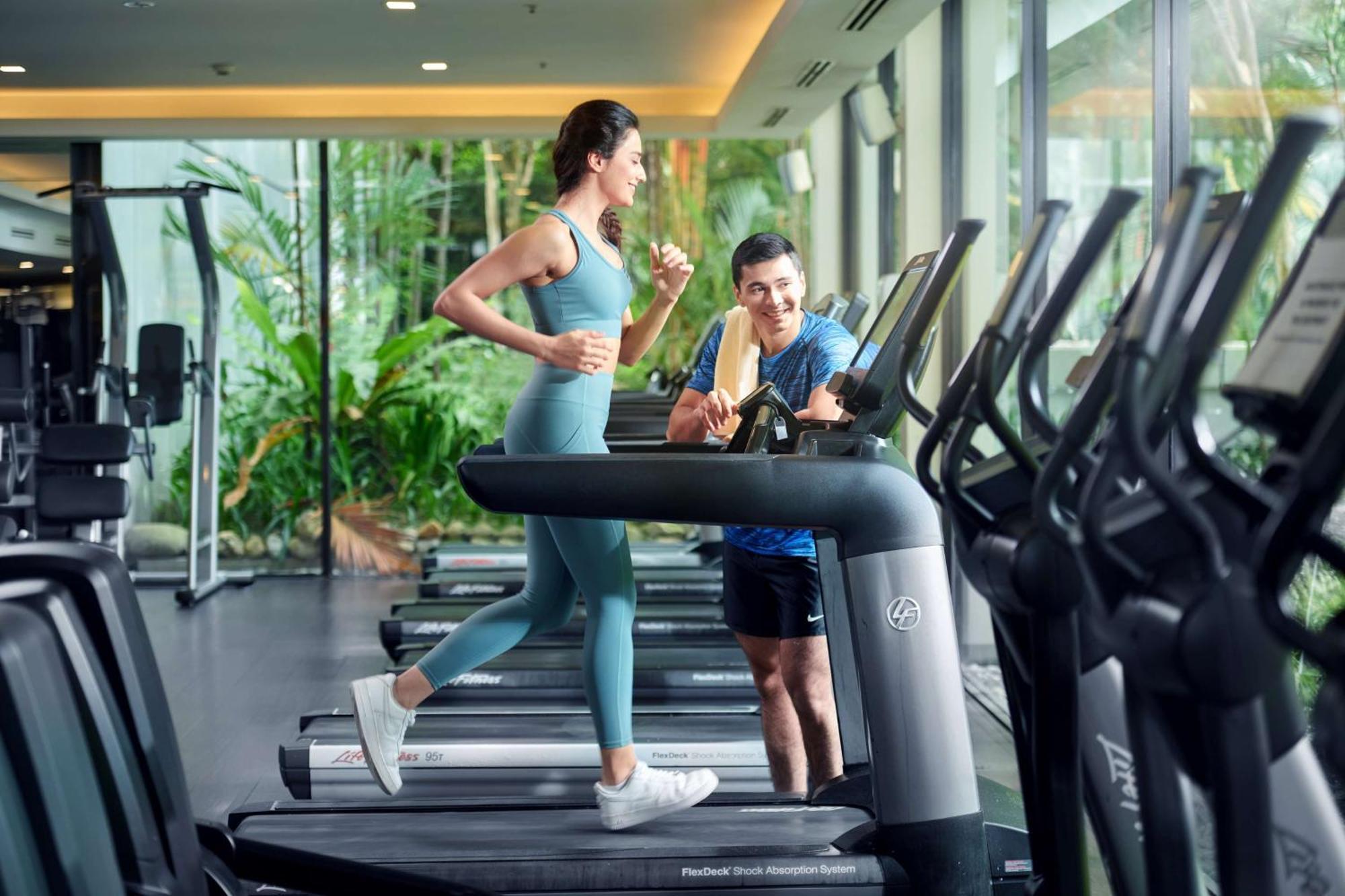 Shangri-La Kuala Lumpur Exteriér fotografie A woman on a treadmill